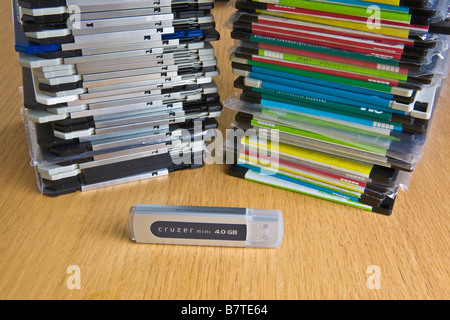 Moderne unità flash confrontato con obsoleti i dischi floppy da 3,5 pollici Foto Stock