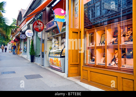 Negozi e negozi lungo la strada principale di Abbazia Croazia Foto Stock