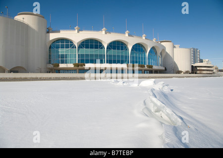 Vista di Monona Terrace Convention Center dal lago ghiacciato Monona Madison Wisconsin Foto Stock