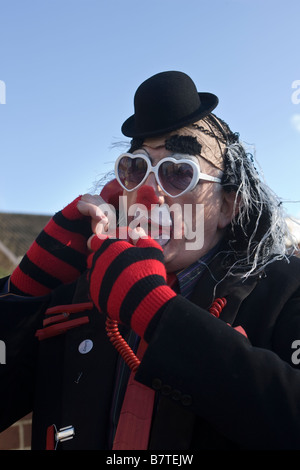 Clown presso il Grimaldi memoriale di servizio Dalston Londra Foto Stock