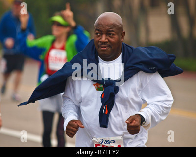 Persone di mezza età uomo nero corre in Redondo la domenica del Superbowl 10K Foto Stock