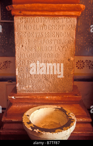 Fonte battesimale nella missione di San Miguel Arcangel. Completato nel 1754, questa missione è situato nella conca, Queretaro, Messico. Foto Stock