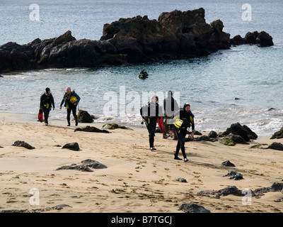 I subacquei di uscire dall'acqua presso la scuola di formazione di Puerto del Carmen Lanzarote isole Canarie Foto Stock