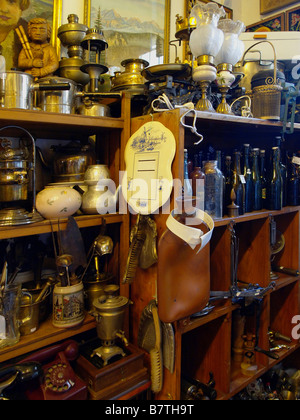 Lampade di antiquariato, articoli per la cucina e altre decorazioni in vendita presso un negozio di antiquariato in Cracovia in Polonia. Foto Stock