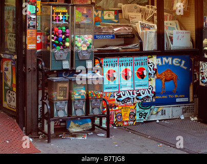 Porta e storefront di una bodega nel Queens, a New York. Foto Stock