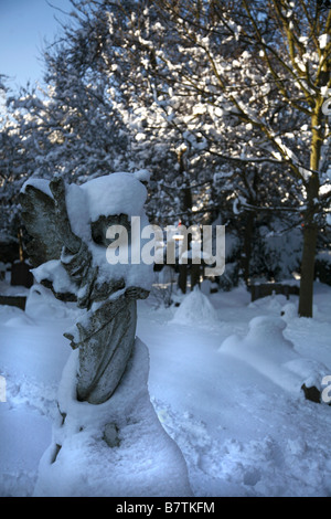 St Dunstans sagrato in snow Cheam Surrey in Inghilterra Foto Stock