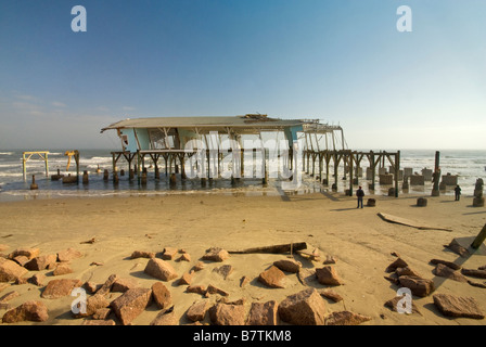 Resti di souvenir shop distrutta dall'uragano Ike in 2008 sulla spiaggia a Seawall Boulevard in Galveston Texas USA Foto Stock