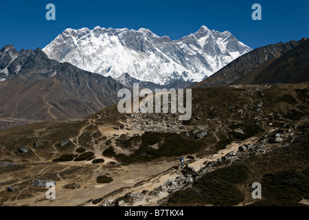 Majestic dei mondi più alte montagne come si vede l'Everest, sul Lhotse, sul Nuptse in Khumbu regione Valle Everest Nepal Foto Stock