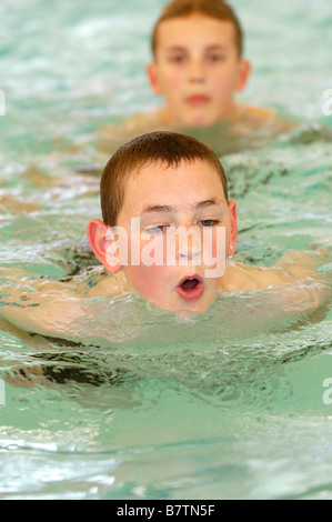 I ragazzi di scuola secondaria lezione di nuoto Foto Stock