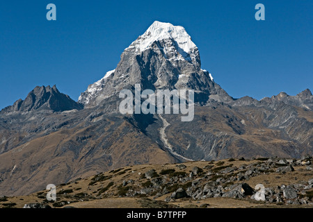 Picco Tawoche 6501m visti da Ama Dablam BC lato in alto Khumbu regione Valle Everest Nepal Foto Stock