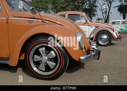 1964 Volkswagen maggiolino parcheggio a Jakarta annuale Mostra Volkswagen Foto Stock