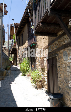 Villaggio di Kakopetria scena vista con pietra colorata casa wall e balcone in Monti Troodos, Cipro del Sud Foto Stock