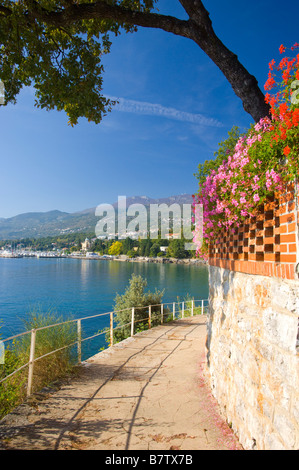 Vedute panoramiche lungo il Lungomare mare a piedi da Opatija a Lovran Foto Stock