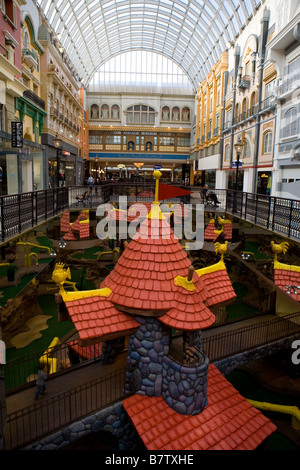 Europa Boulevard e mini golf a West Edmonton Mall Foto Stock