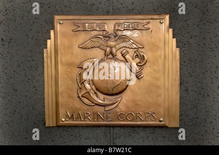 Marines americani badge ufficiale parte dei veterani del Memoriale di guerra nel muro della Civic Center Mall in Toledo Ohio Foto Stock