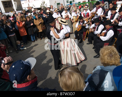 Una dimostrazione della tradizionale ballo folk presso il mercato della domenica in Teguise Lanzarote la più grande delle isole Canarie Foto Stock
