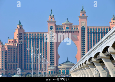 Dubai Atlantis Palm Hotel resort complesso e aerei monorotaia binario ferroviario che collegherà in nuova metropolitana service Foto Stock