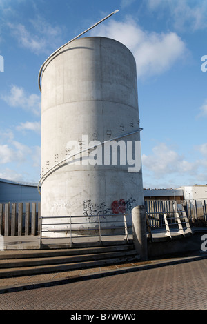 La torre e la parete del mare Ness punto Lowestoft Suffolk in Inghilterra Foto Stock
