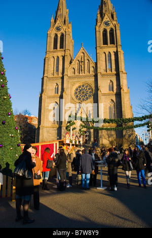 Namesti Miru mercatino di Natale a Praga Repubblica Ceca Europa Foto Stock