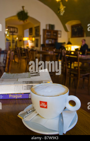 Tazza di caffè presso il Cafe Montmartre nella città vecchia di Praga Repubblica Ceca Europa Foto Stock