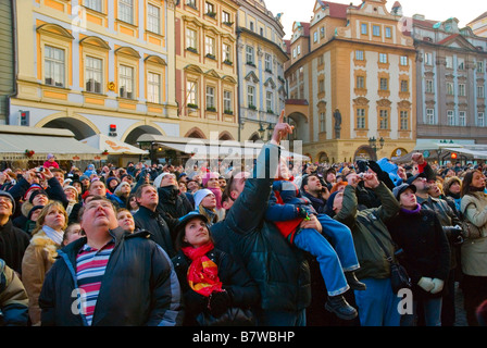 La folla in piazza della città vecchia a guardare l'orologio astronomico per contrassegnare le ore a Praga Repubblica Ceca Europa Foto Stock