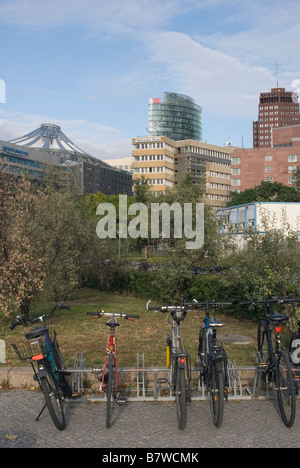 Le biciclette parcheggiate al di fuori di una biblioteca pubblica in Potsdamer Strasse e moderni edifici di Potsdamer Platz Berlino Foto Stock