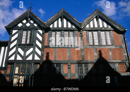 Graticcio chiesa edificio Street ombre OSWESTRY SHROPSHIRE INGHILTERRA Foto Stock