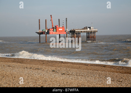 Di aspirazione di acqua di deflusso e di piattaforme nel Mare del Nord Sizewell nucelar power station Suffolk in Inghilterra Foto Stock