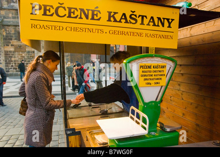 Castagne arrostite in vendita durante il mercatino di Natale in piazza della città vecchia di Praga Repubblica Ceca Europa Foto Stock