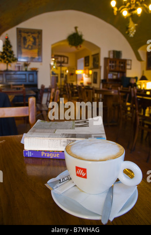 Tazza di caffè presso il Cafe Montmartre nella città vecchia di Praga Repubblica Ceca Europa Foto Stock