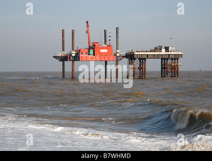 Di aspirazione di acqua di deflusso e di piattaforme nel Mare del Nord Sizewell nucelar power station Suffolk in Inghilterra Foto Stock