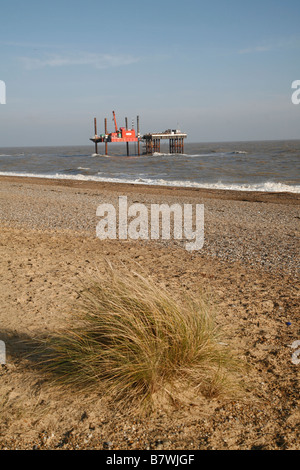 Di aspirazione di acqua di deflusso e di piattaforme nel Mare del Nord Sizewell nucelar power station Suffolk in Inghilterra Foto Stock