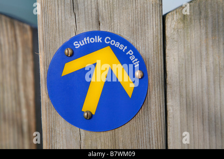 Segnavia puntatore a freccia Suffolk Sentiero costiero Foto Stock
