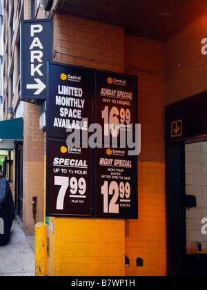 Un segno contenente informazioni sui prezzi all'entrata di un tipico urban garage o pagare molto. Foto Stock