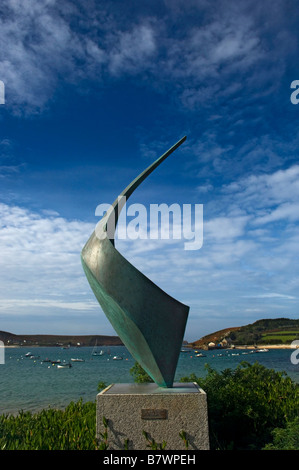 Scultura in bronzo di Tom saltatore, al di fuori del Flying Boat Club. Tresco. Isole Scilly. La Cornovaglia. In Inghilterra. Regno Unito Foto Stock