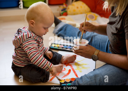 Bambina e madre pittura Germania Settembre 2008 Foto Stock