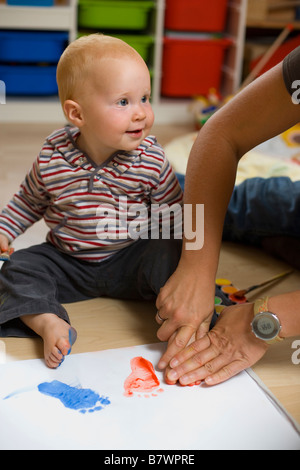 Bambina e madre la pittura di footprint Germania Settembre 2008 Foto Stock