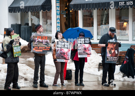 I manifestanti di pelliccia su Main Street, Città Vecchia, Park City, Utah. Foto Stock