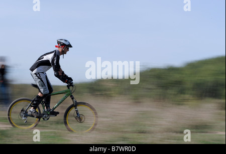 Gli amanti della mountain bike in una pista sterrata evento fotografia panoramica Foto Stock