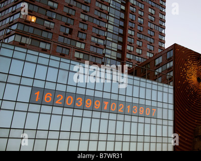 'Il metronomo,' una installazione artpiece e orologio da Kristin Jones sul lato di un Union Square a Manhattan. Foto Stock