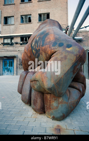 Arte moderna scultura di pugno sul display all'aperto presso la fabbrica 798 Arte del distretto di Dashanzi Pechino 2009 Foto Stock