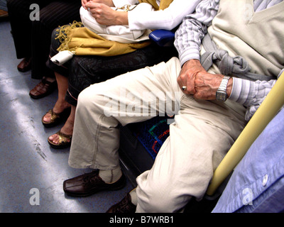 I passeggeri di una metropolitana, treno Linea Jubilee, Londra Foto Stock