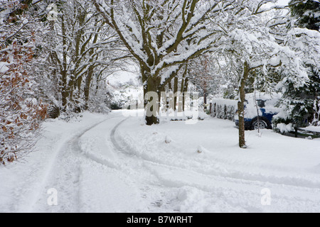 Coperta di neve su strada. Inviare, Surrey, Regno Unito Foto Stock