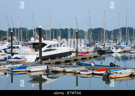 Barche ormeggiate sul fiume Hamble a Bursledon Southampton Hampshire Inghilterra Foto Stock