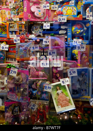 Un travolgente e coloratissima serie dei bambini giocattoli disposti per visualizzare in una finestra del negozio nella città di New York con i prezzi. Foto Stock