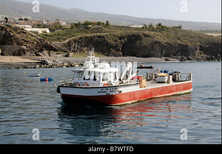 La piscicoltura nave l'oceano di San Juan Dos entra nel porto di San Juan a sud di Tenerife Isole Canarie Foto Stock