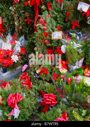 Decine di natale alberi e piante in vendita dal lato della strada. Foto Stock