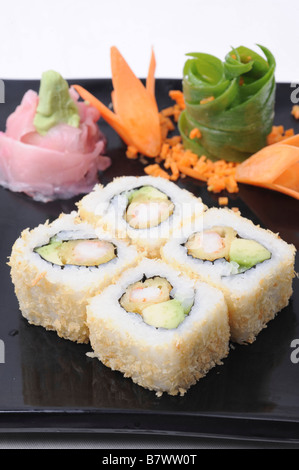 Piastra di dentro e fuori il sushi Foto Stock