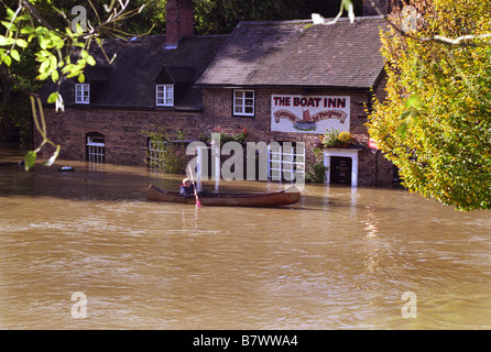 Ragazzo in canoa sul fiume Severn nel diluvio alla barca Inn Jackfield Shropshire Foto Stock