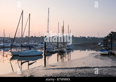 Yacht ormeggiato sul fiume Hamble a Bursledon Southampton Hampshire Inghilterra Foto Stock